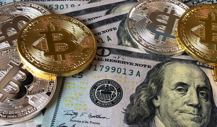 bitcoins-y-billetes-de-dolares-estadounidenses